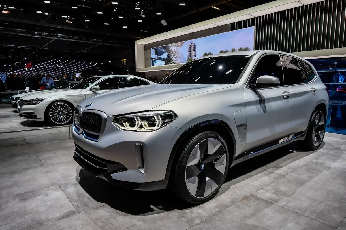 BMW Concept iX3 al Salone di Parigi 2018 (4)