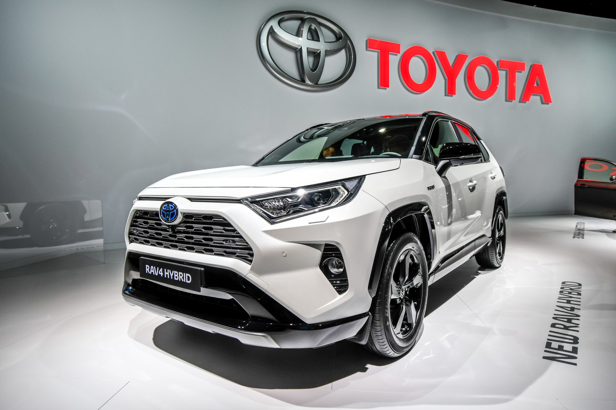Toyota RAV4 Hybrid al Salone di Parigi 2018 [Video]