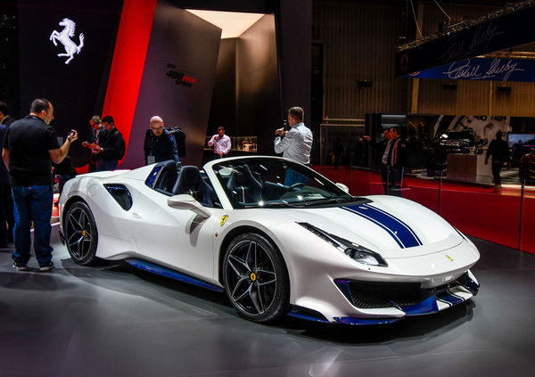 Ferrari 488 Pista Spider al Salone di Parigi 2018 [Video]