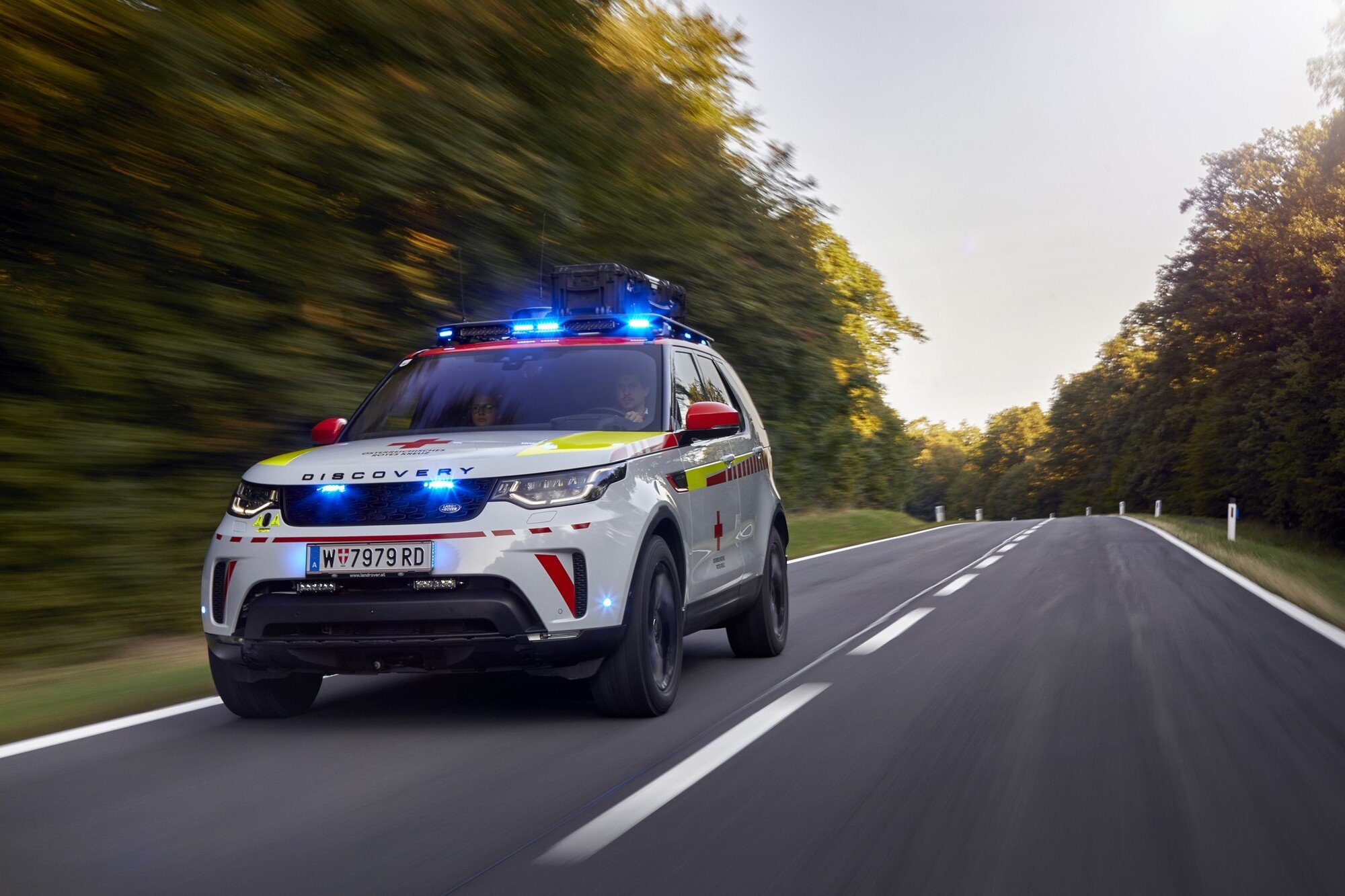 Land Rover al Salone di Parigi 2018 con una Discovery per la Croce Rossa