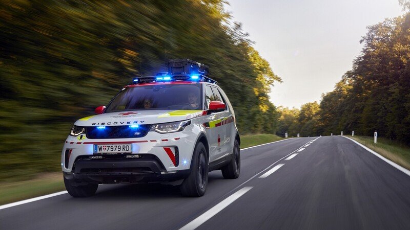 Land Rover al Salone di Parigi 2018 con una Discovery per la Croce Rossa