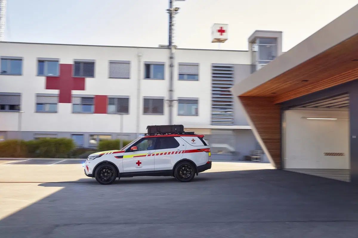 Land Rover al Salone di Parigi 2018 con una Discovery per la Croce Rossa (8)