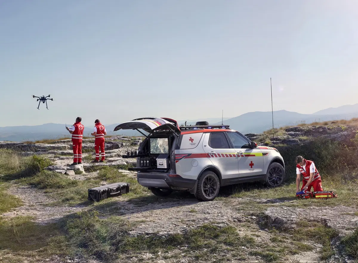 Land Rover al Salone di Parigi 2018 con una Discovery per la Croce Rossa (9)