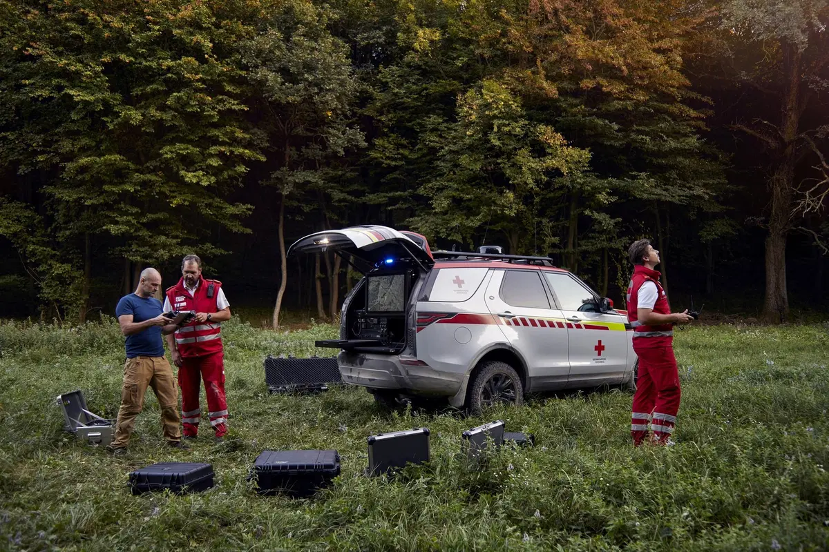 Land Rover al Salone di Parigi 2018 con una Discovery per la Croce Rossa (6)