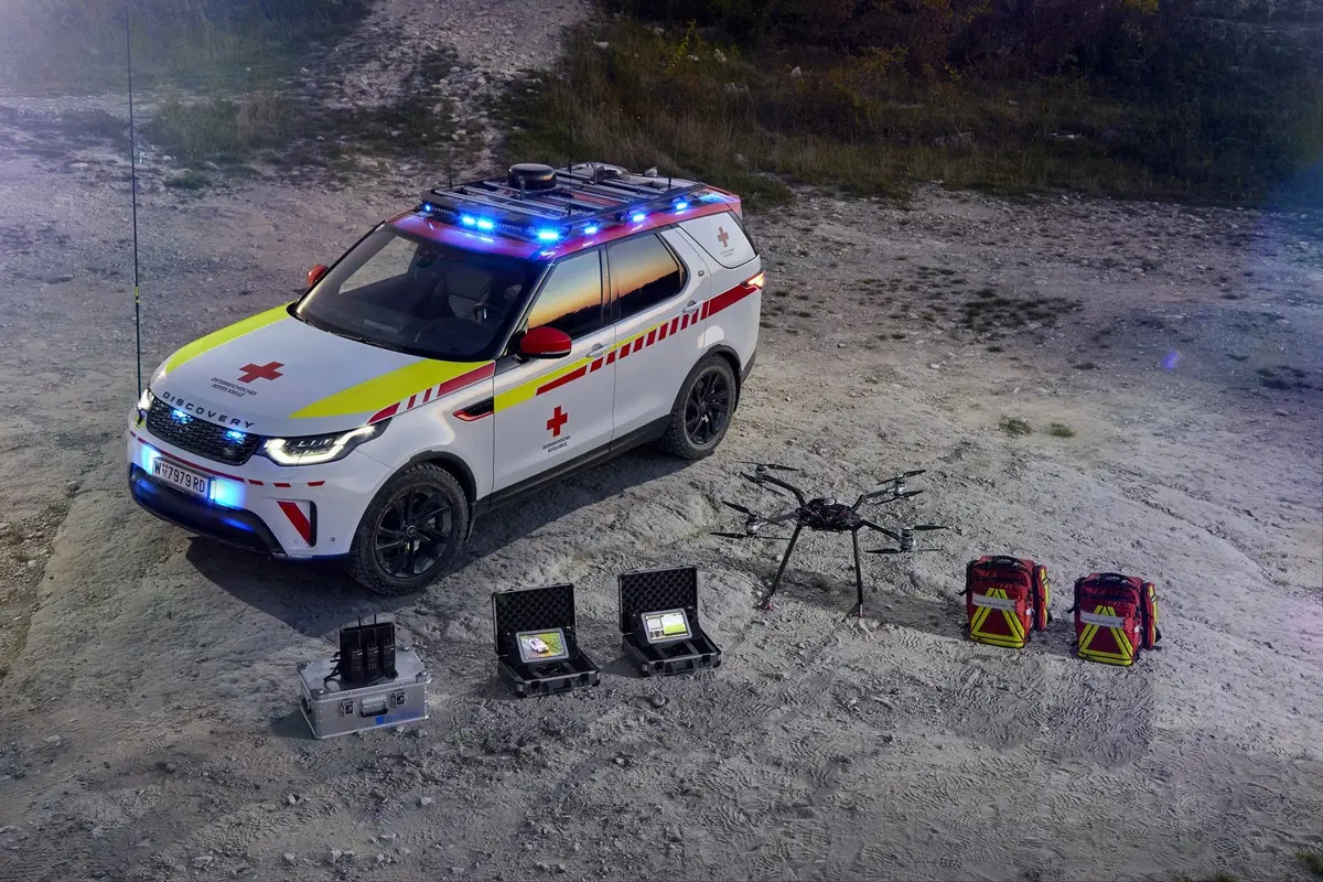 Land Rover al Salone di Parigi 2018 con una Discovery per la Croce Rossa (11)