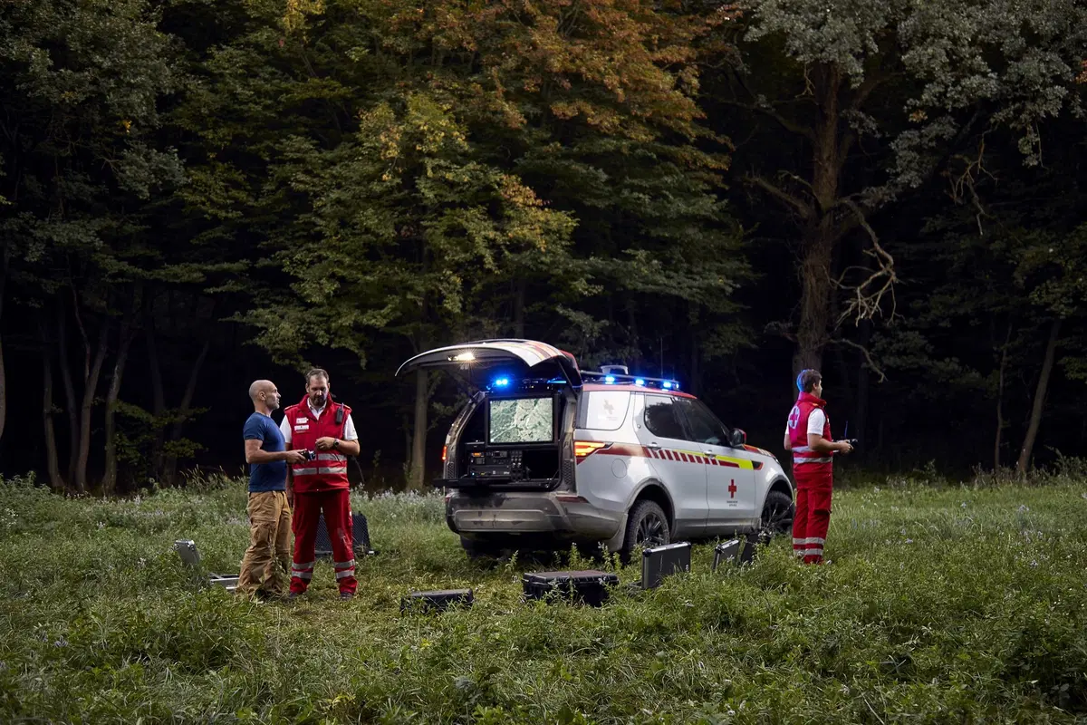 Land Rover al Salone di Parigi 2018 con una Discovery per la Croce Rossa (12)