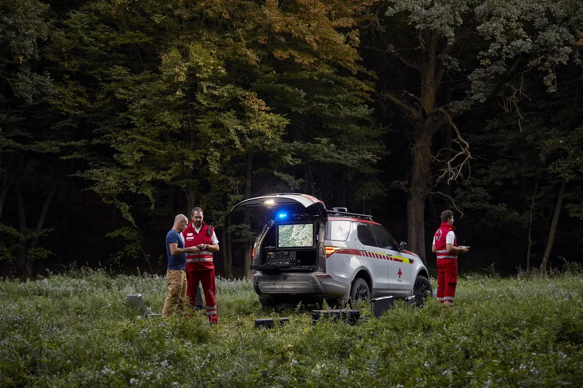 Land Rover al Salone di Parigi 2018 con una Discovery per la Croce Rossa (14)