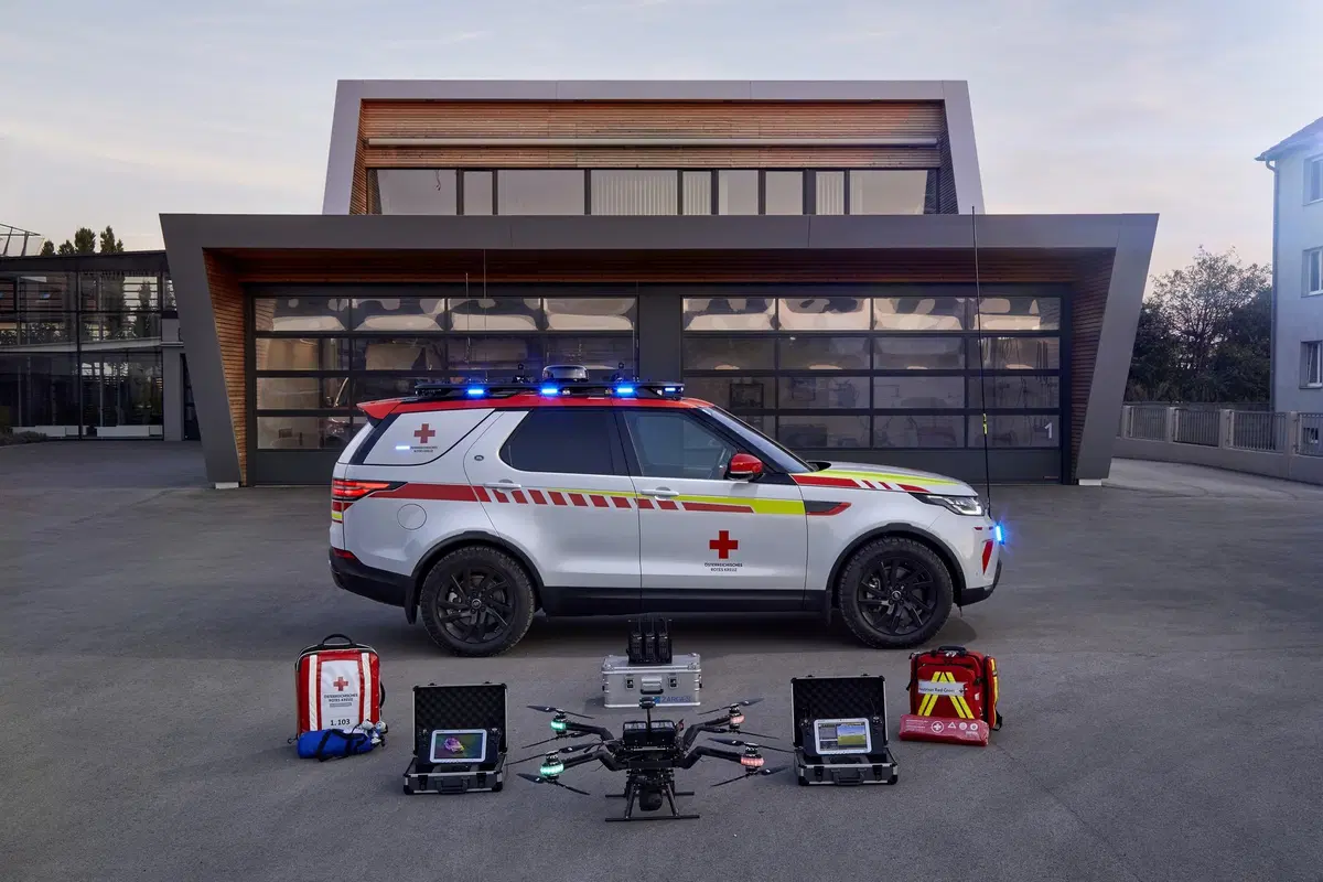 Land Rover al Salone di Parigi 2018 con una Discovery per la Croce Rossa (4)