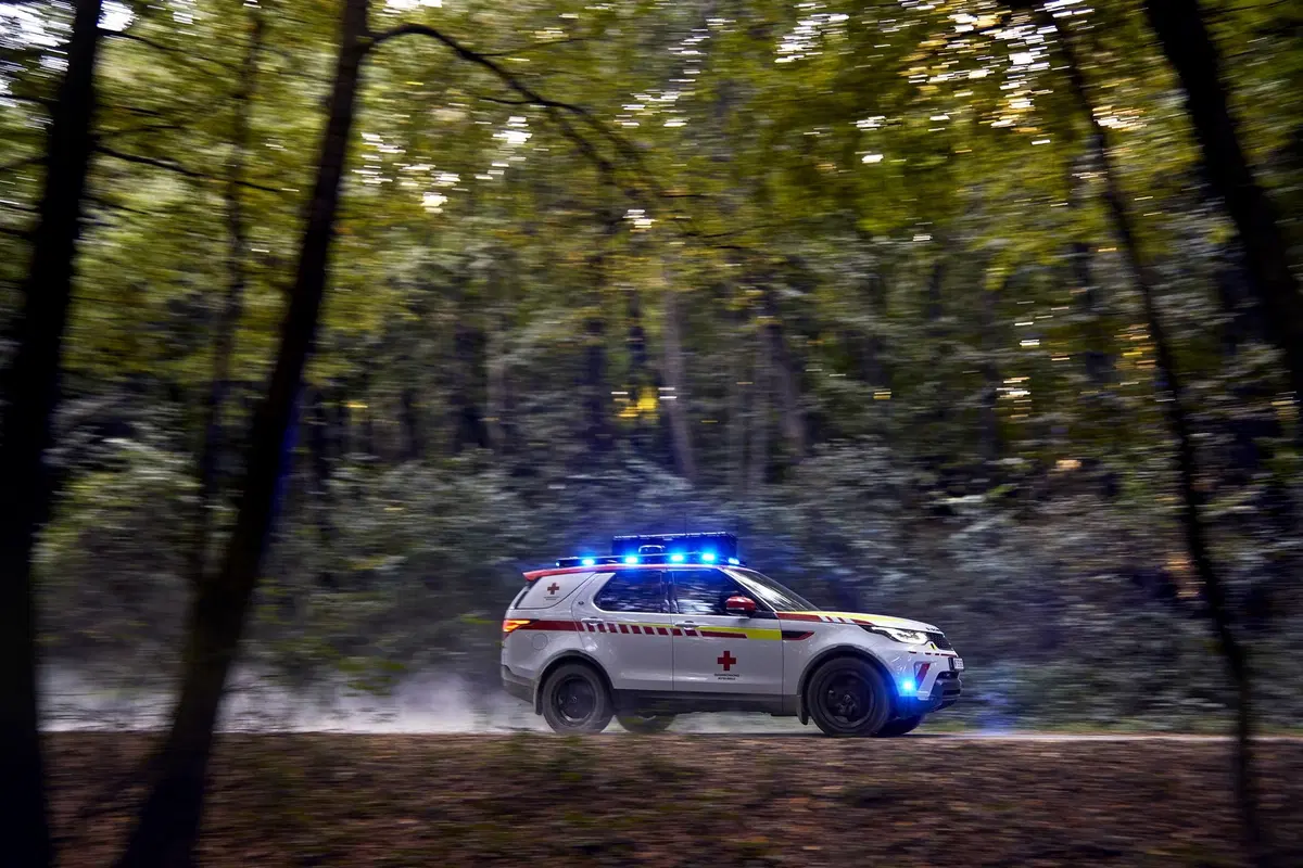 Land Rover al Salone di Parigi 2018 con una Discovery per la Croce Rossa (13)