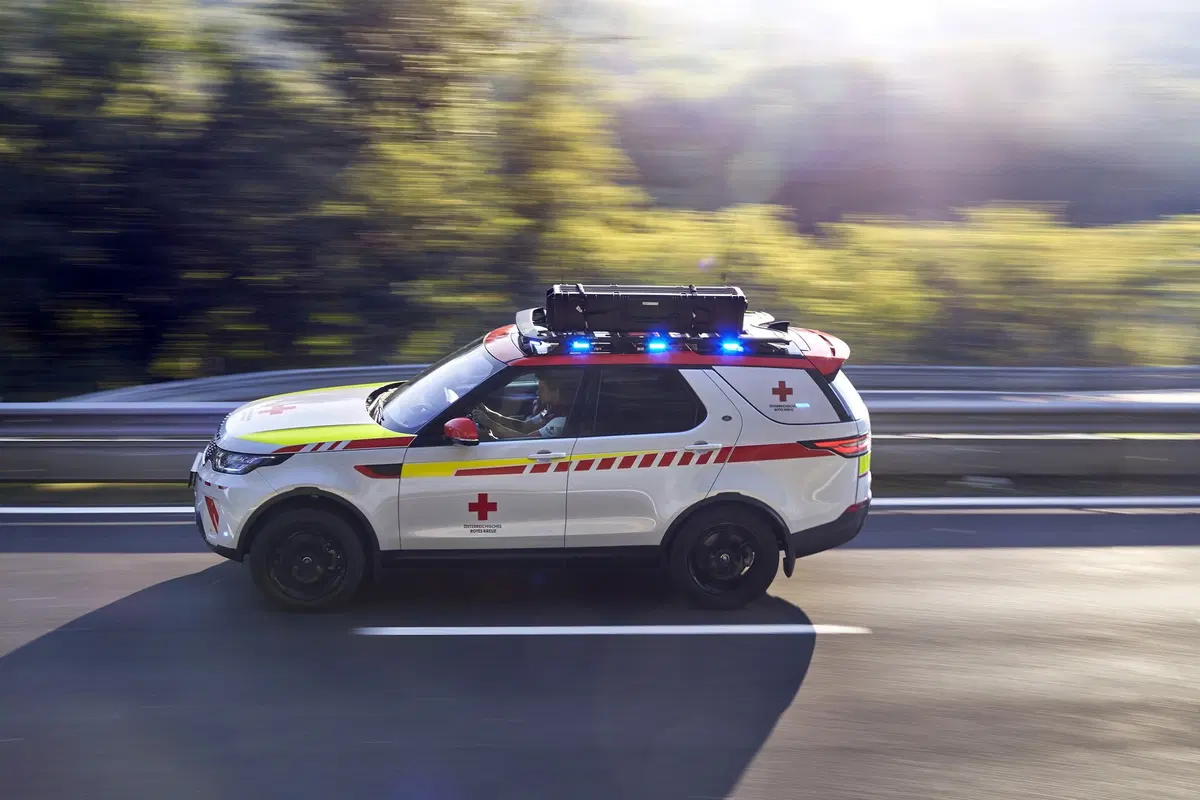 Land Rover al Salone di Parigi 2018 con una Discovery per la Croce Rossa (3)