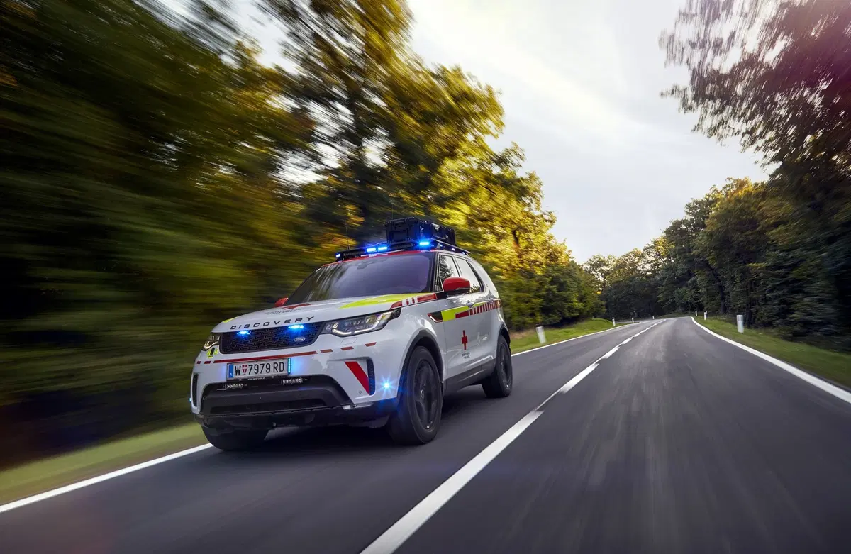 Land Rover al Salone di Parigi 2018 con una Discovery per la Croce Rossa (15)