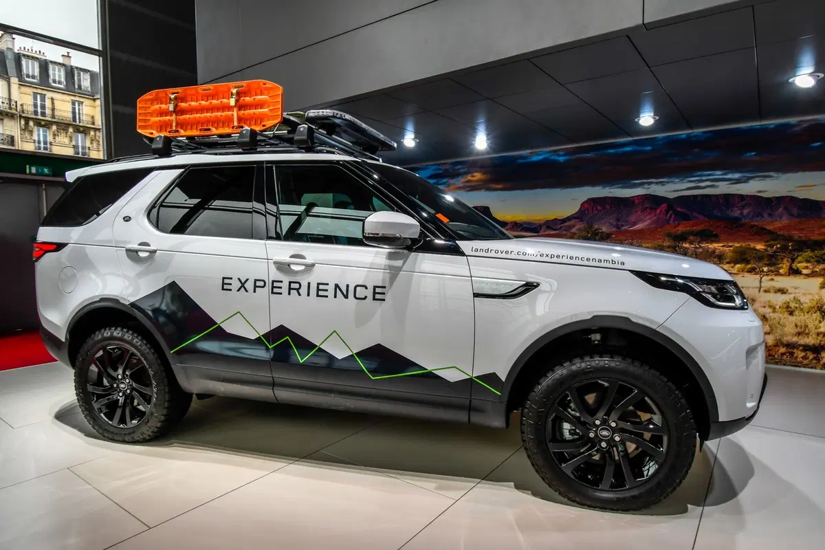 Land Rover al Salone di Parigi 2018 (2)