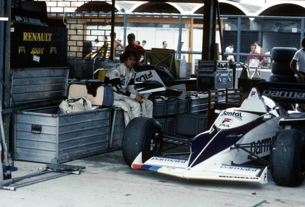 Un giovane Piquet riposa nei box Brabham - Brasile 1983