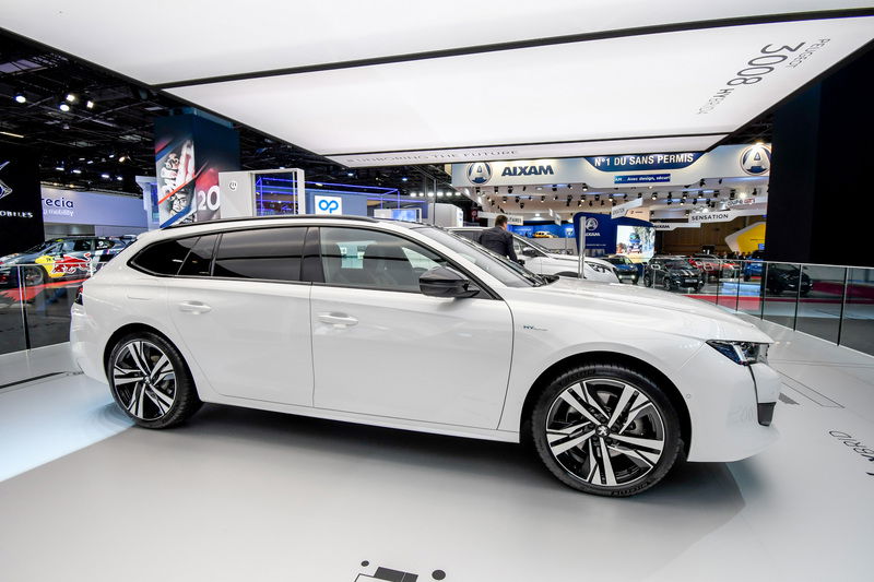 Le linee della nuova Peugeot 508 SW