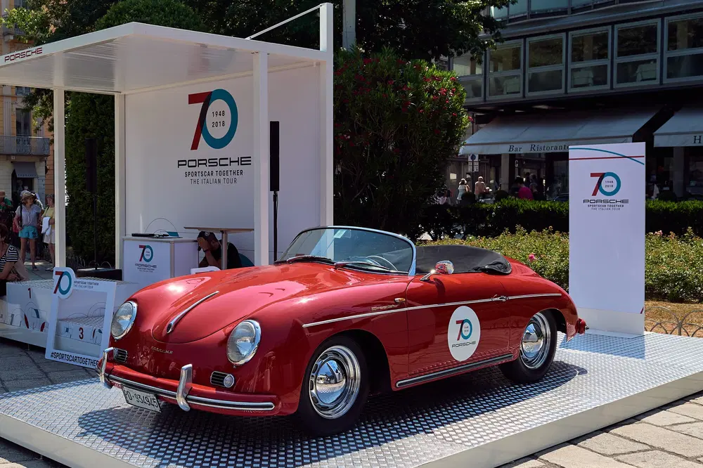 Tra le molte vetture di Stoccarda che si radunano per l'occasione, in piazza vista lago, &egrave; la 356 Speedster a posizionarsi sul palco