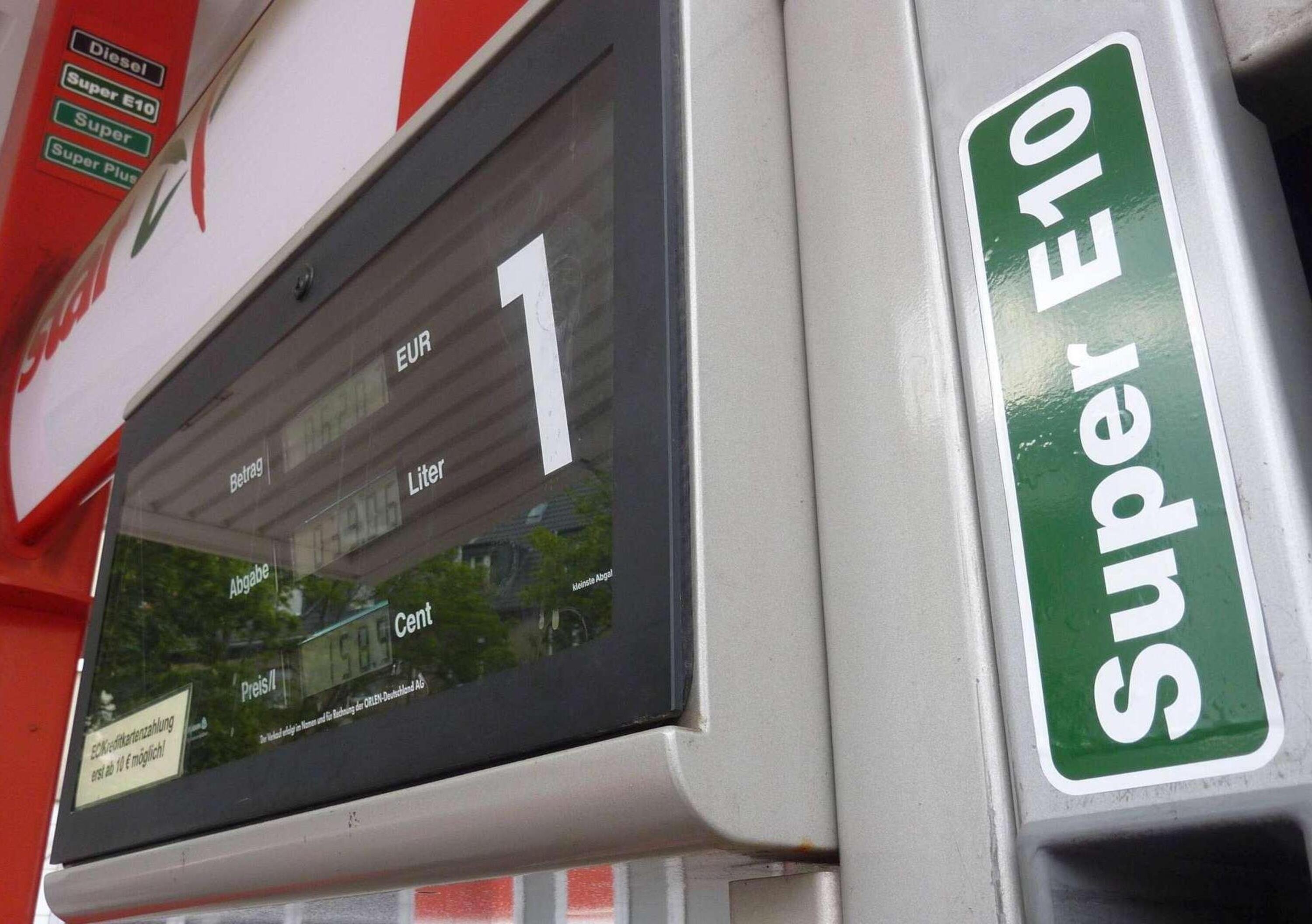 Rifornimento carburante auto: al distributore E5 e B10 sanno di benzina e gasolio