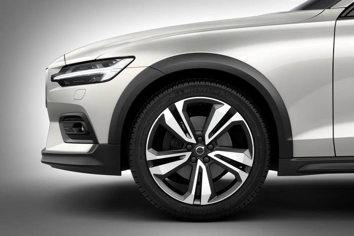 Volvo V60 Cross Country 2019 75 mm in più per l'avventura  (6)