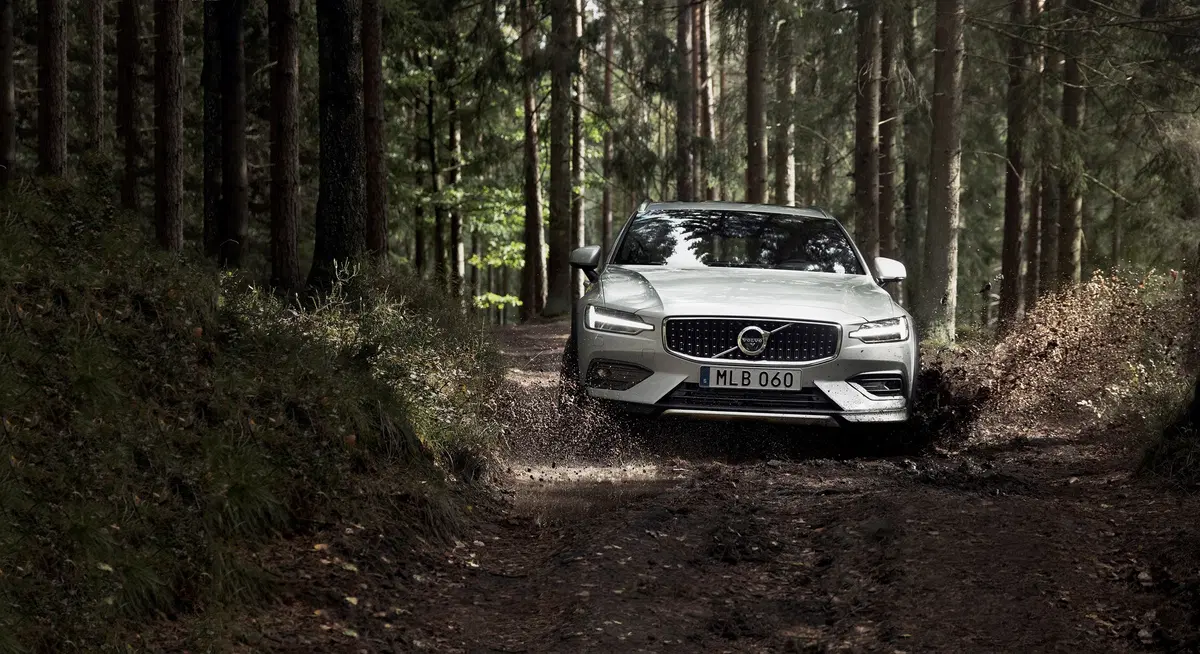 Volvo V60 Cross Country 2019 75 mm in più per l'avventura  (8)