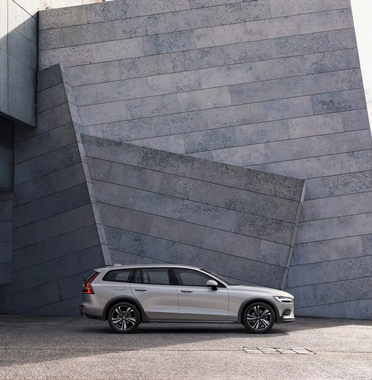 Volvo V60 Cross Country 2019 75 mm in più per l'avventura  (13)