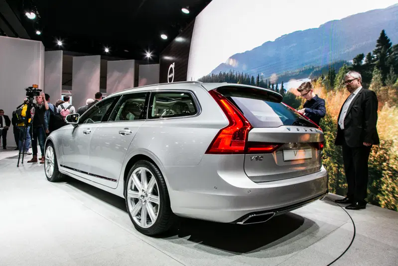 Con la V90 Volvo prova ad alzare l'asticella nel segmento delle station