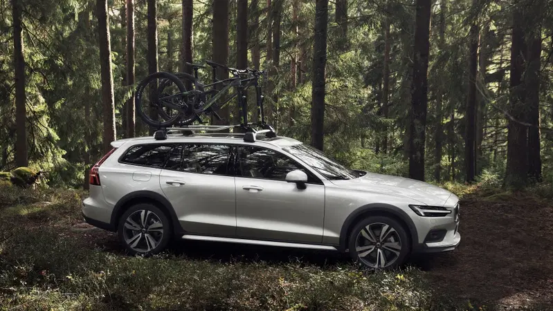 Volvo V60 Cross Country 2019 75 mm in pi&ugrave; per l'avventura [Video]