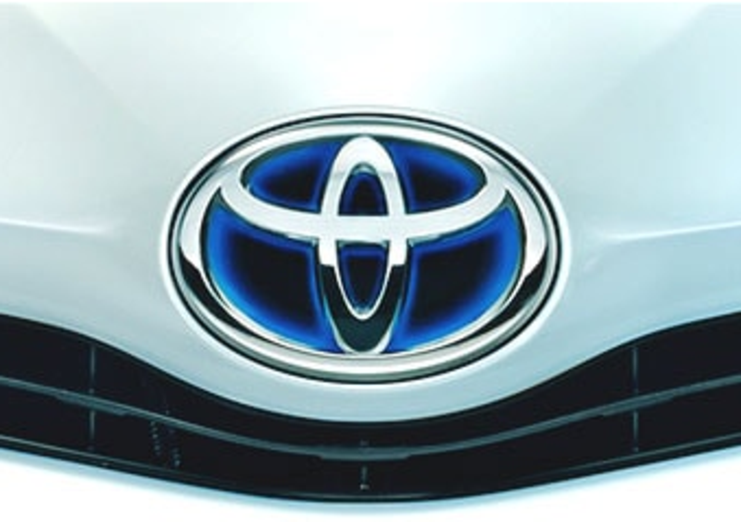 Toyota, richiamo per 2,43 milioni di vetture ibride