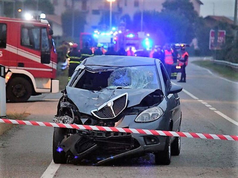 Dramma stradale: a piedi dopo alcol test del conducente, investiti da un&rsquo;ubriaca al volante