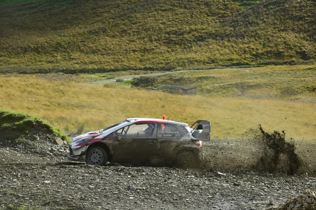 WRC18 Galles. Intrattabile Ogier (Ford), e fanno 5 (15)
