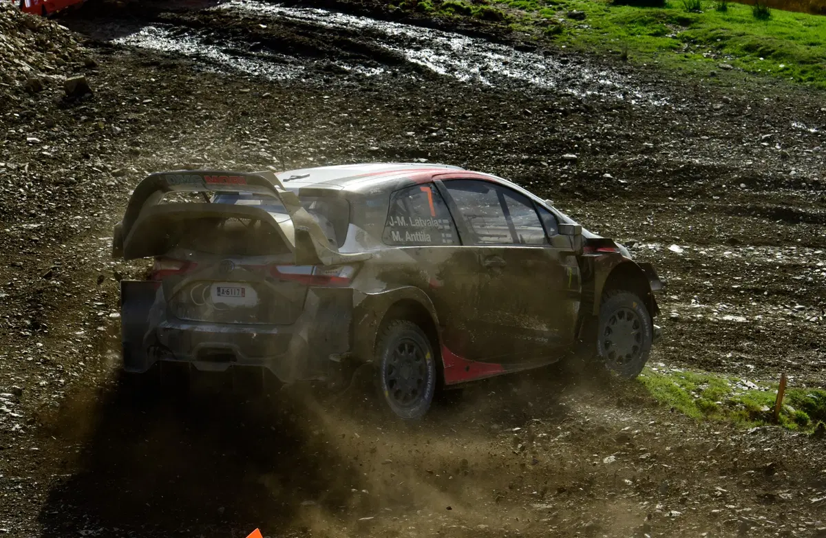 WRC18 Galles. Intrattabile Ogier (Ford), e fanno 5 (16)