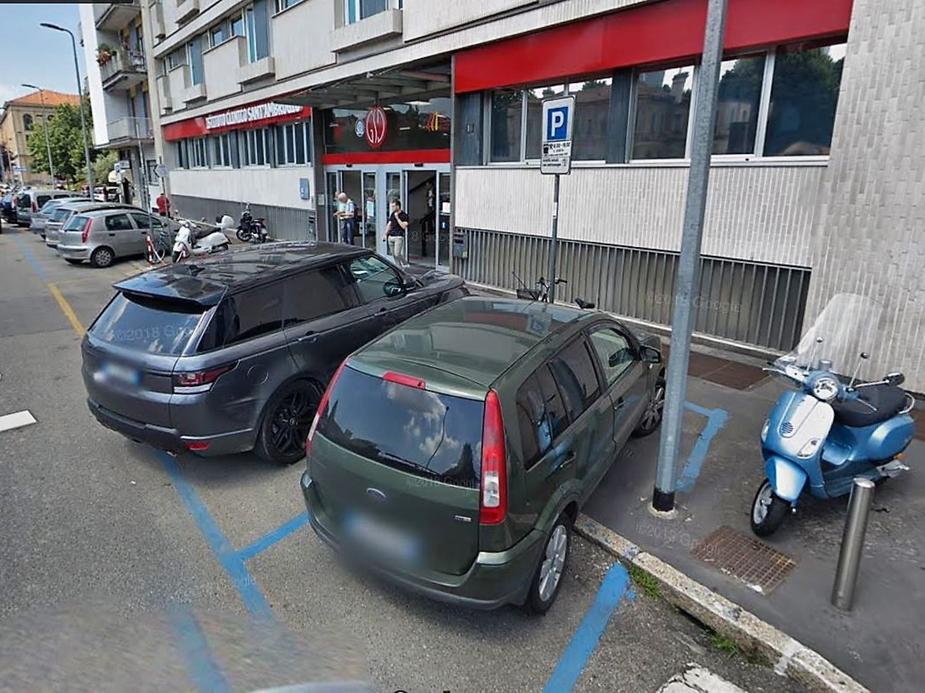 Incidenti stradali, Milano: anziano sfonda ingresso clinica con la 500L
