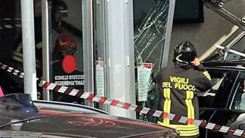 Incidenti stradali, Milano: anziano sfonda ingresso clinica con la 500L