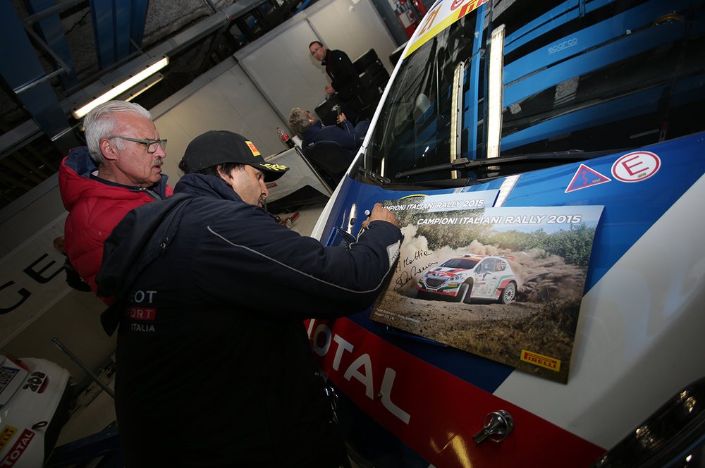 Andreucci autografa un suo poster al Monza Rally Show 2015