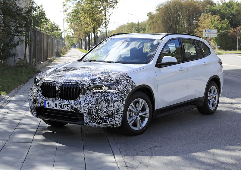 BMW X1 2019, le prime immagini di un prototipo ibrido