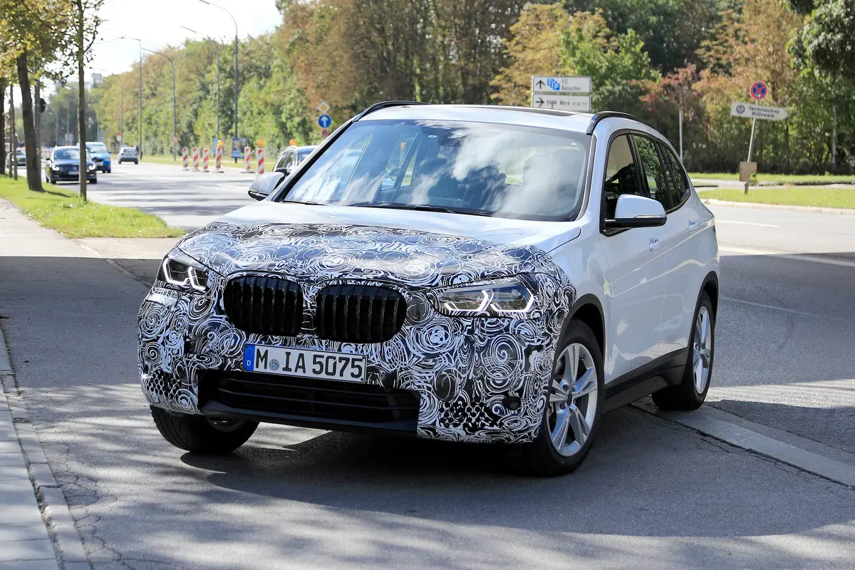 BMW X1 2019, le prime immagini di un prototipo ibrido