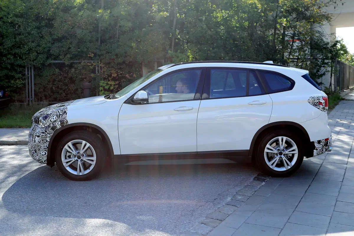 BMW X1 2019, le prime immagini di un prototipo ibrido (3)