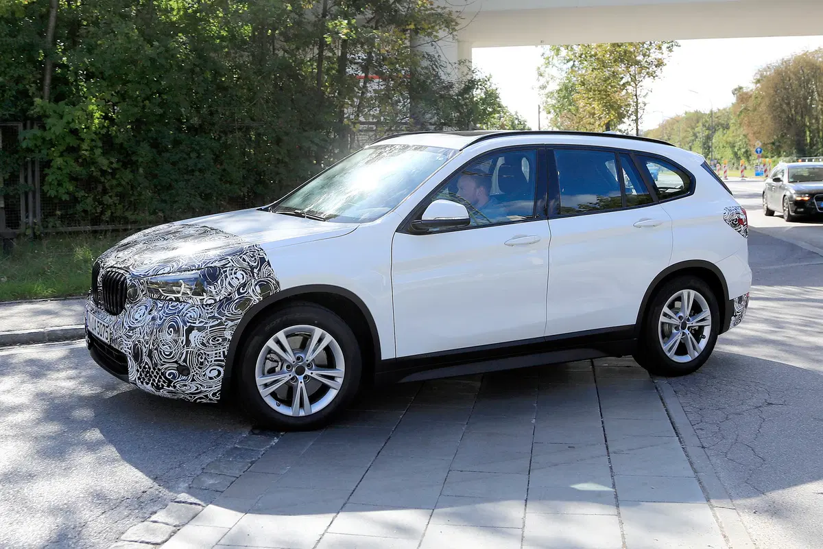 BMW X1 2019, le prime immagini di un prototipo ibrido (4)