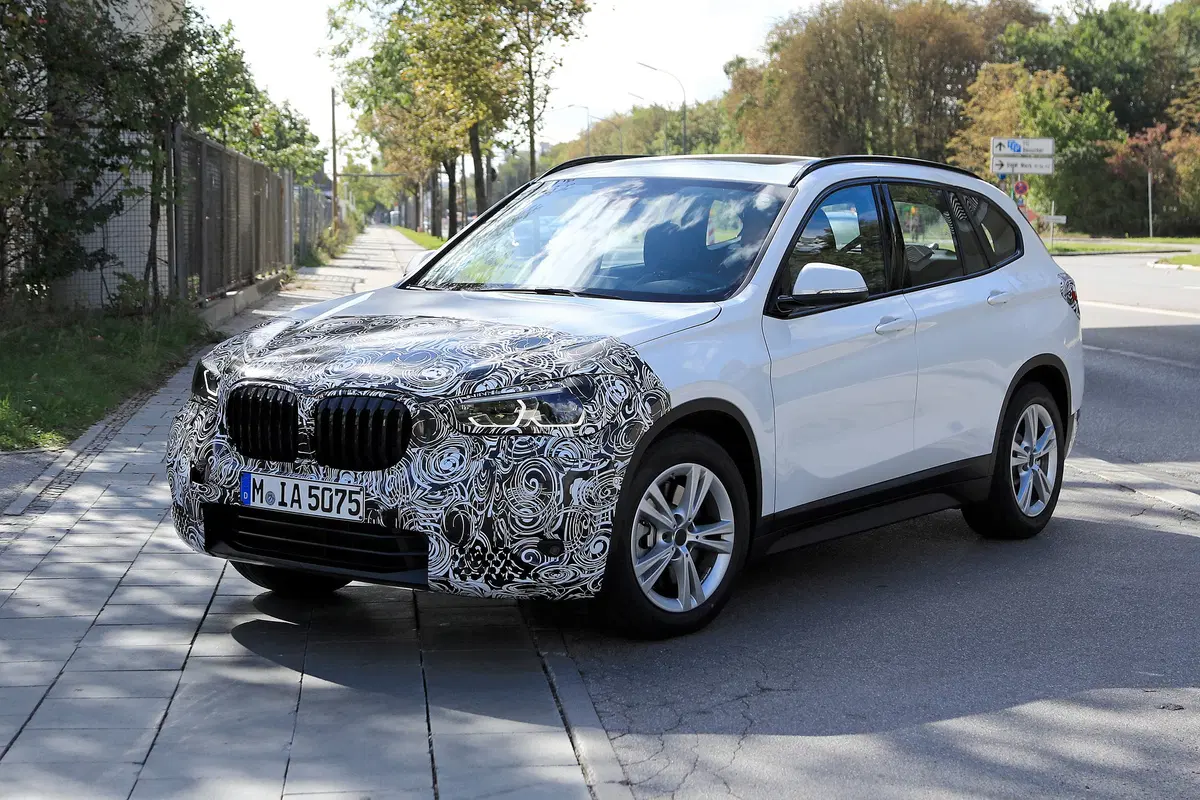 BMW X1 2019, le prime immagini di un prototipo ibrido (2)