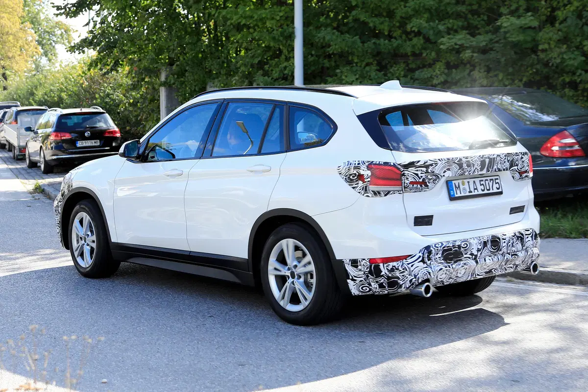 BMW X1 2019, le prime immagini di un prototipo ibrido (5)