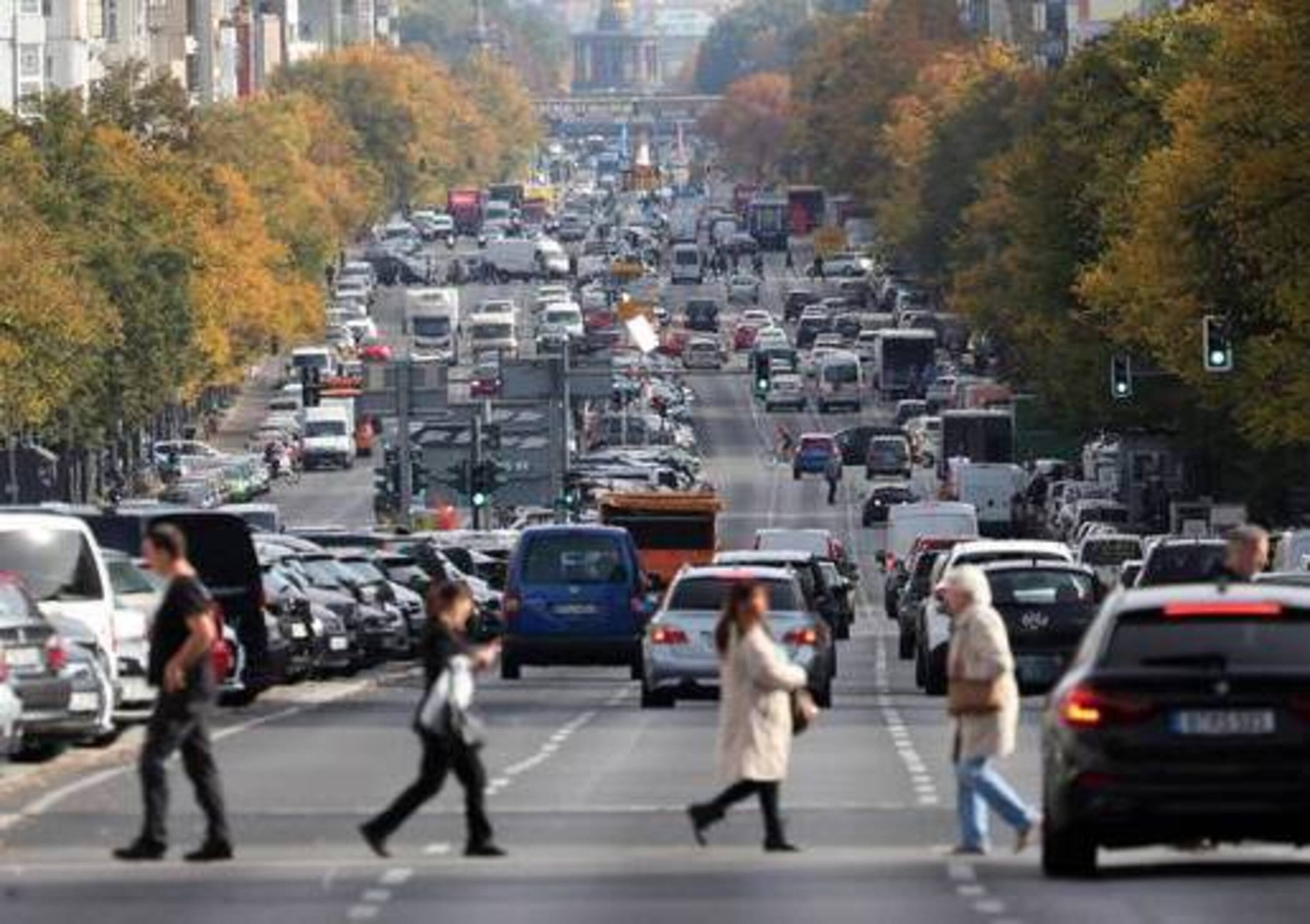 UE, taglio emissioni CO2 auto: Consiglio Ambiente decide per -35% al 2030