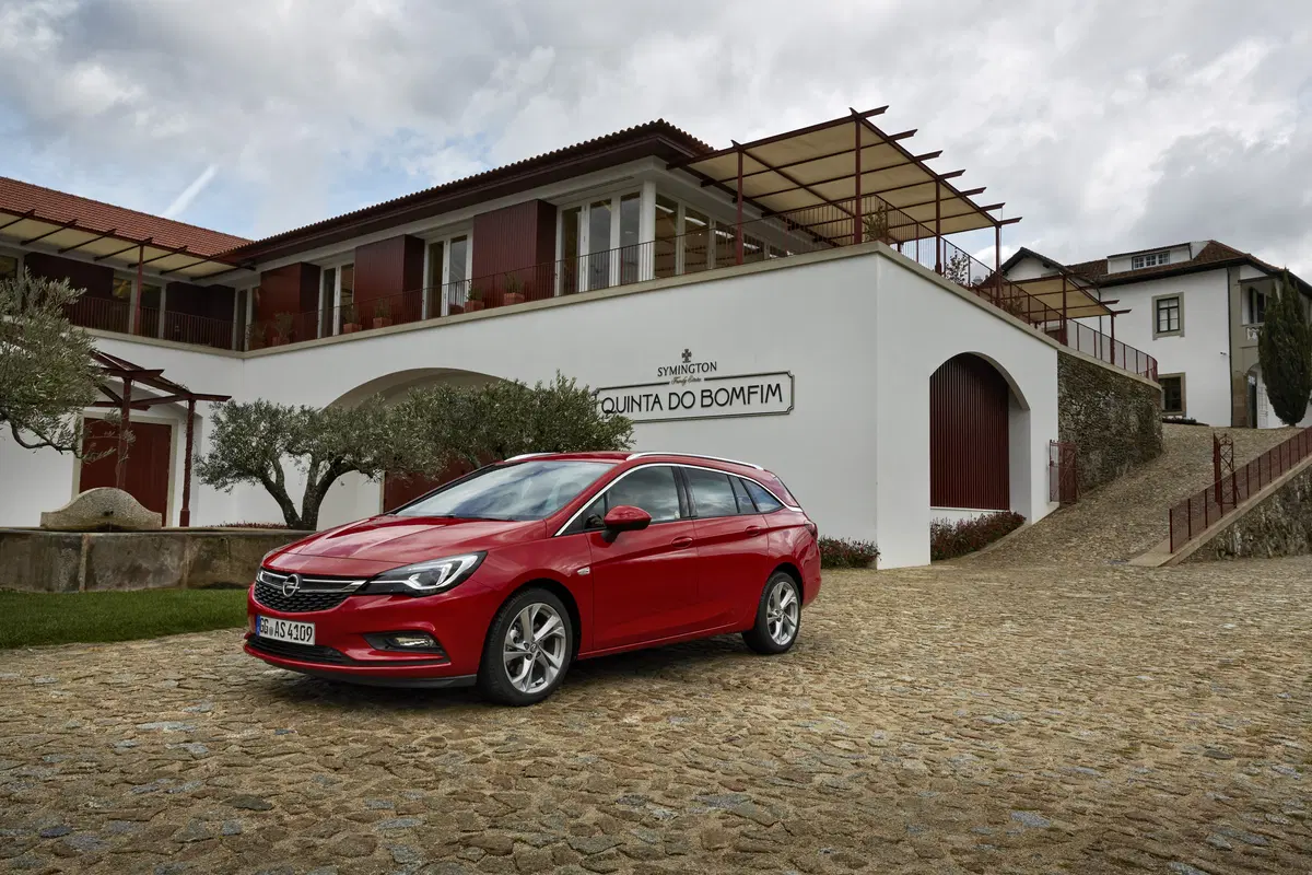 Opel Astra Sports Tourer 2016 [Video] (8)