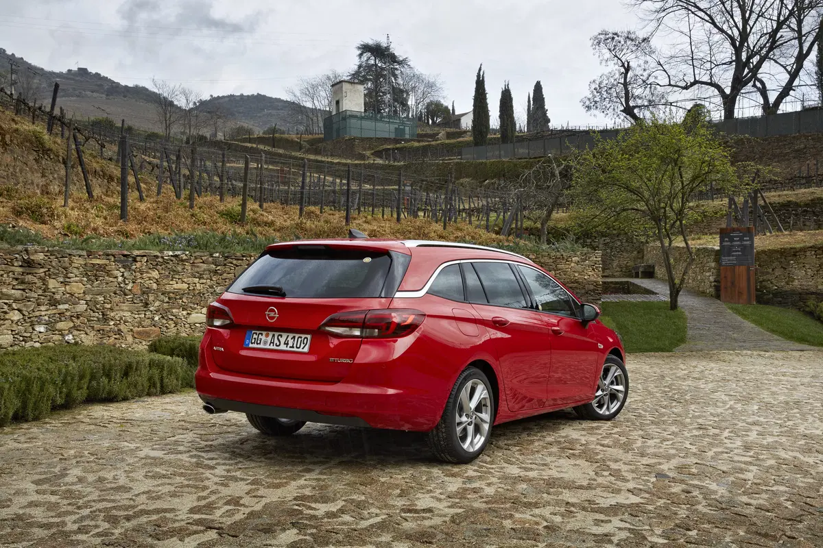 Opel Astra Sports Tourer 2016 [Video] (9)