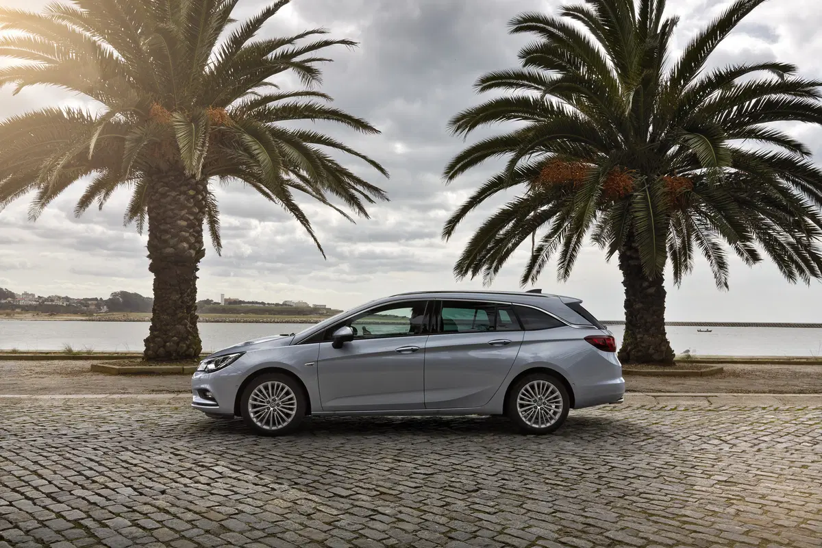 Opel Astra Sports Tourer 2016 [Video] (22)
