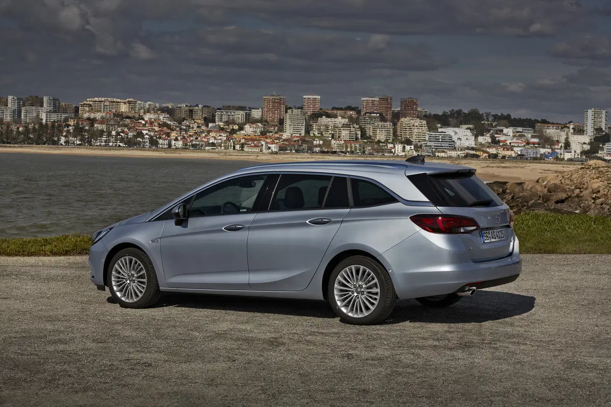 Opel Astra Sports Tourer 2016 [Video] (23)