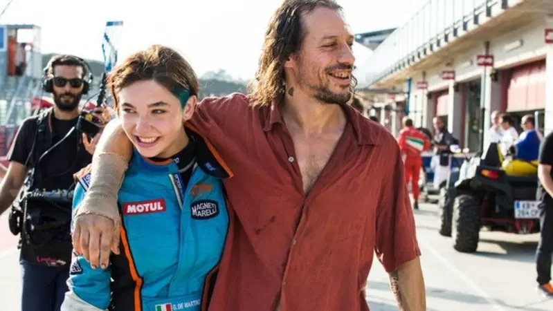 &laquo;Veloce come il vento&raquo;, l'Italia delle corse arriva al cinema
