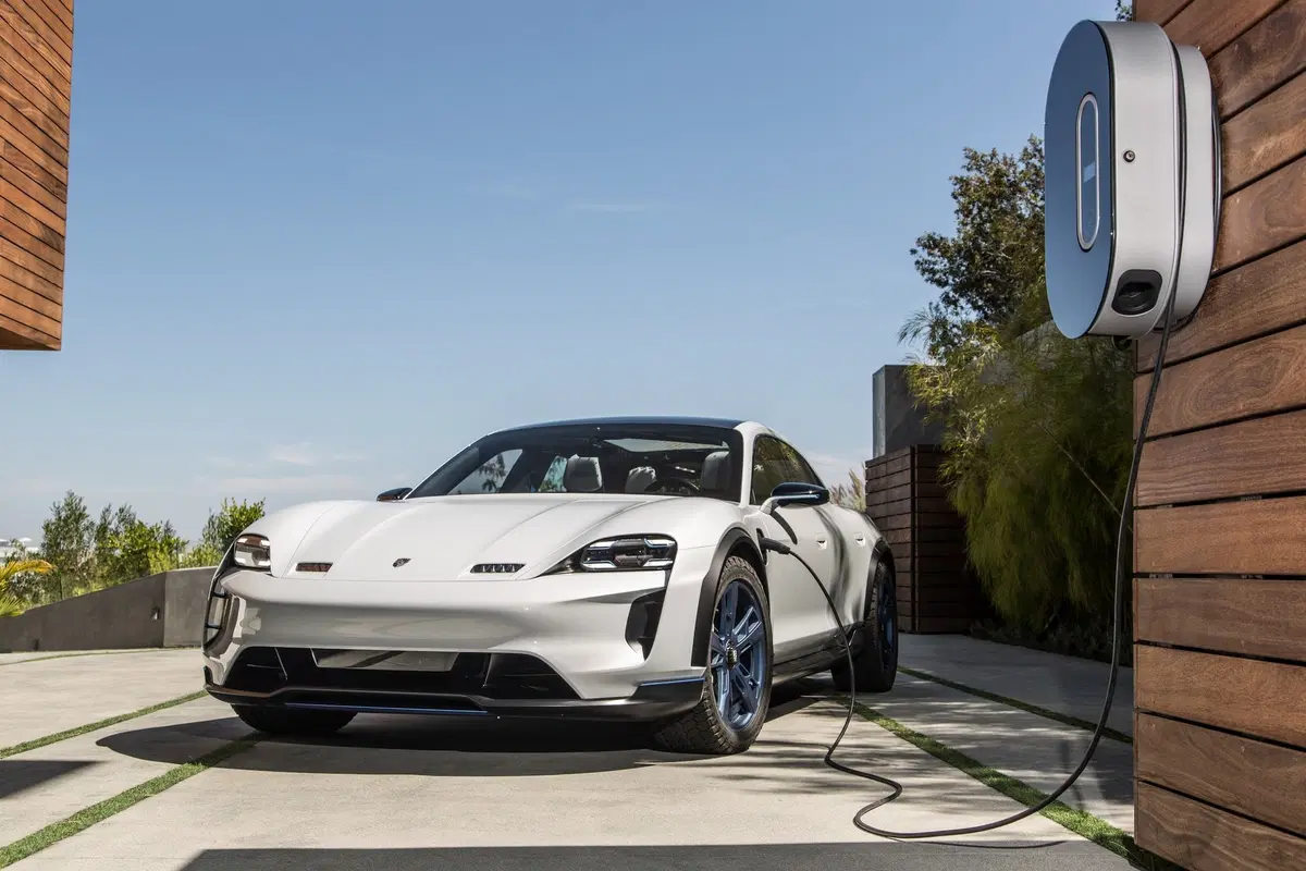 Porsche, il futuro è la Taycan (3)