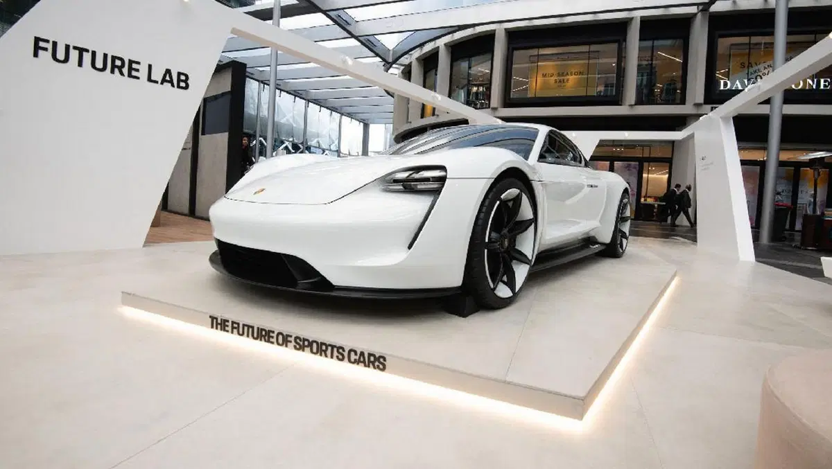 Porsche, il futuro è la Taycan (4)