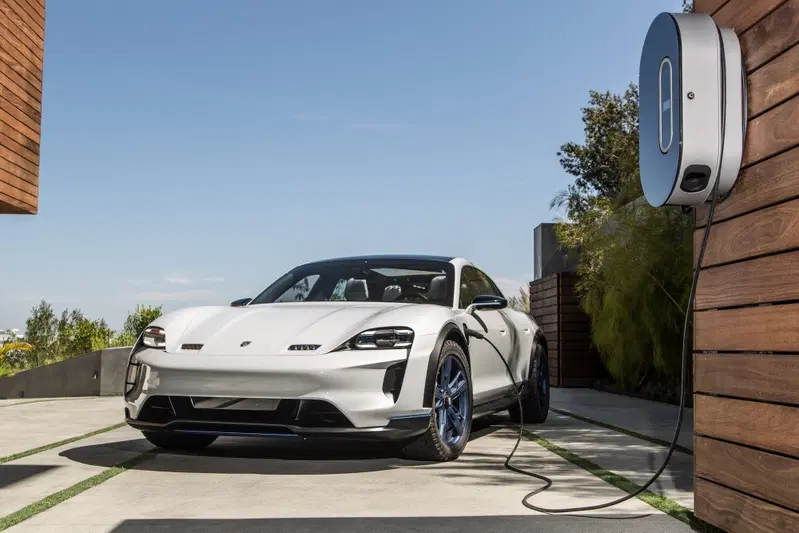 Nuovi punti di ricarica per lanciare la Porsche Taycan