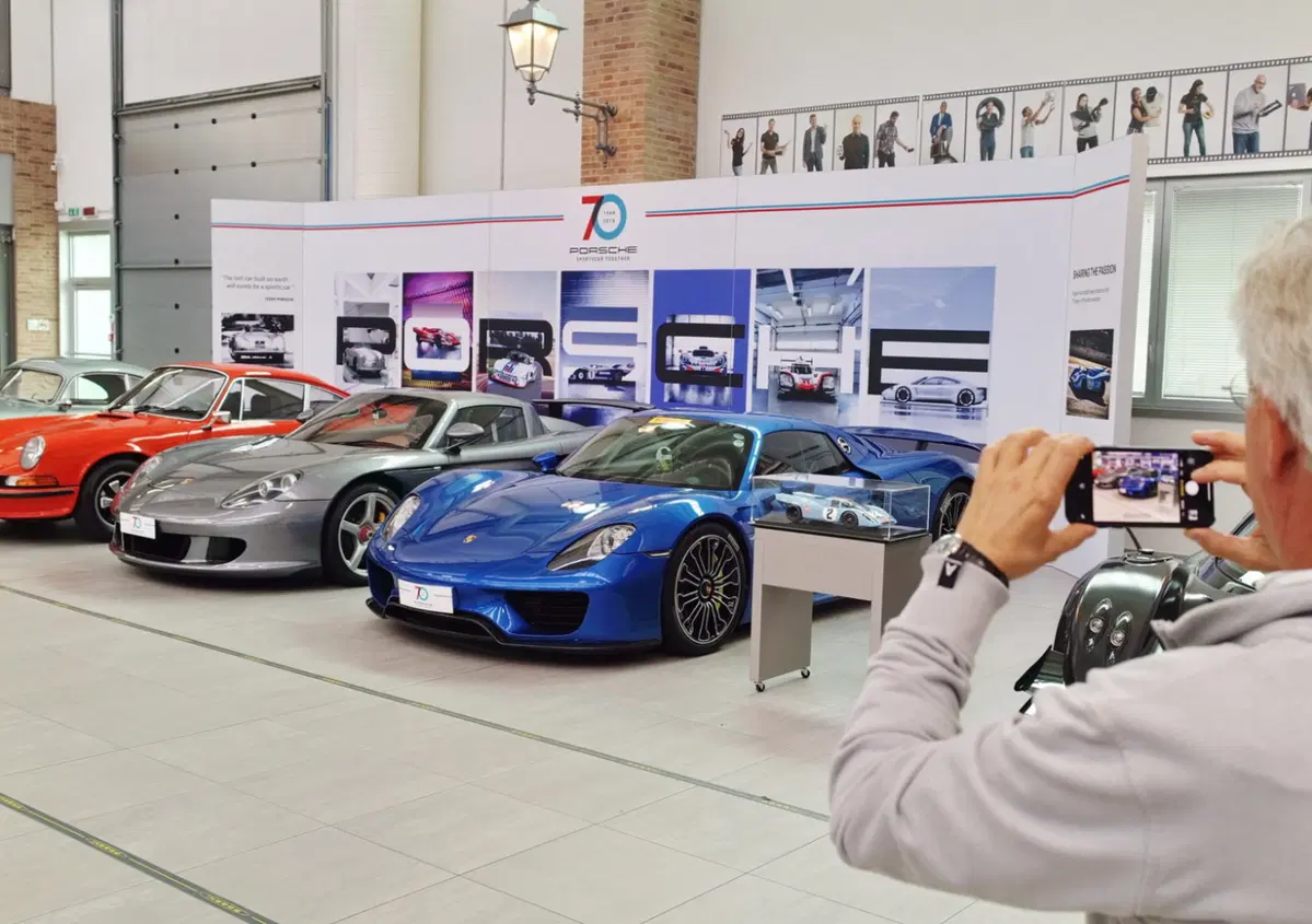 Pagani omaggia Porsche con un'esposizione nell'atelier di San Cesario