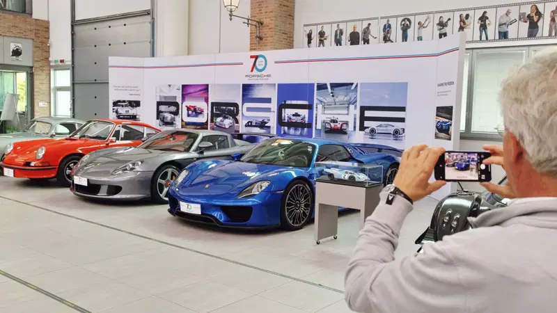 Pagani omaggia Porsche con un'esposizione nell'atelier di San Cesario