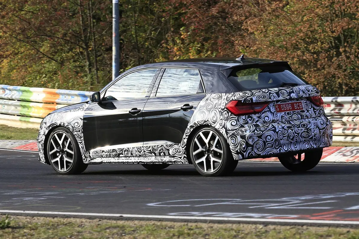 Audi A1 Allroad, avvistata al Nürburgring [Foto spia] (2)